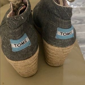 Tom’s Desert wedge bootie